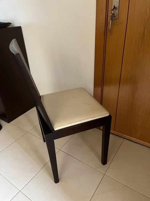 Vendo 4 cadeiras madeira maciça
