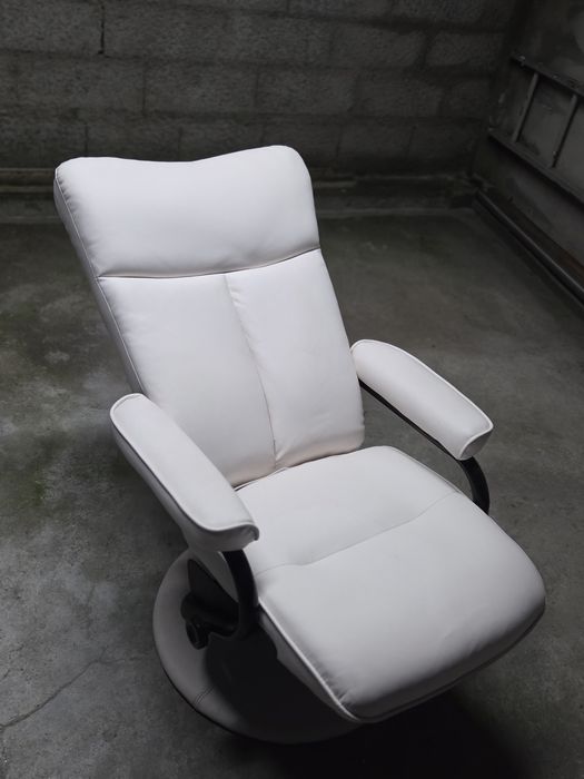Poltrona reclinável branca com puff — ótima condição