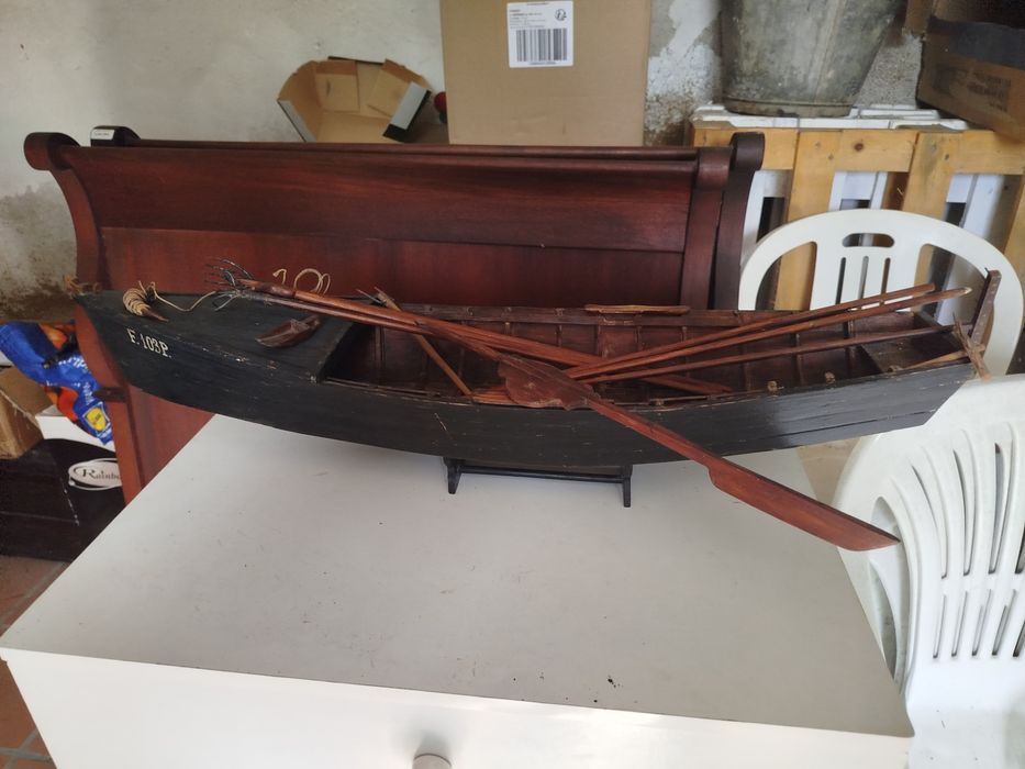 Grande e detalhado modelo de barco Avieiro com ferramentas de pesca.