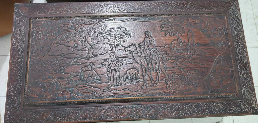 Baú em cânfora esculpido