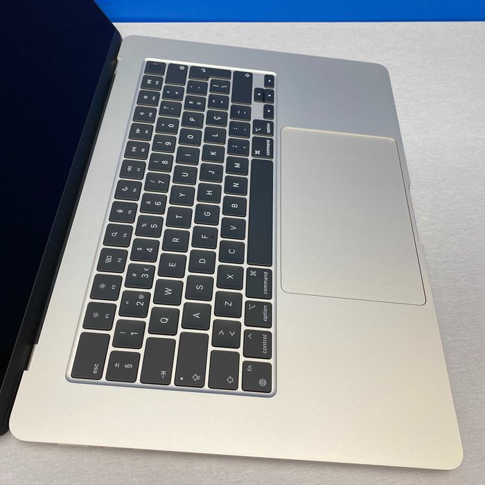 Apple MacBook Air 15.3" (2024) - M3 8-Cores/8GB/256GB SSD