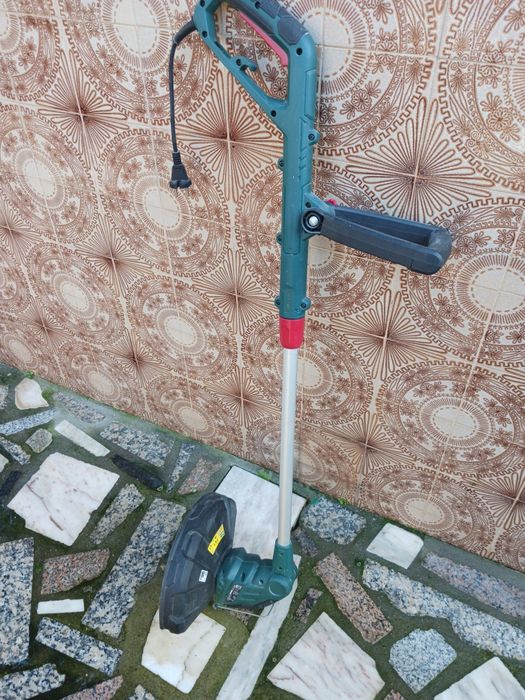 Aparador de relva com mais dois rolos de fio,com pouco uso,