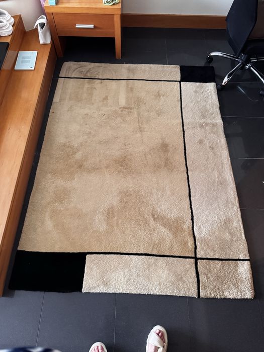 Carpete em lã beje e preto em bom estado