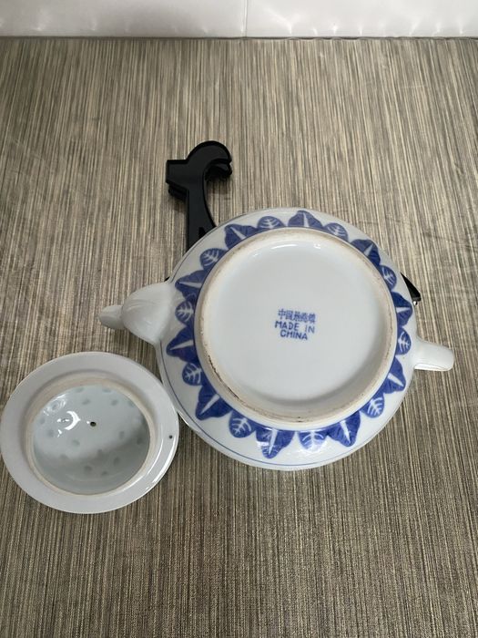 Bule de porcelana azul e branca