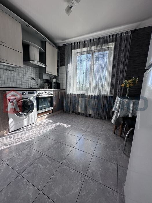 Продаж 1-кімнатної квартири з ремонтом, меблями та АГВ.