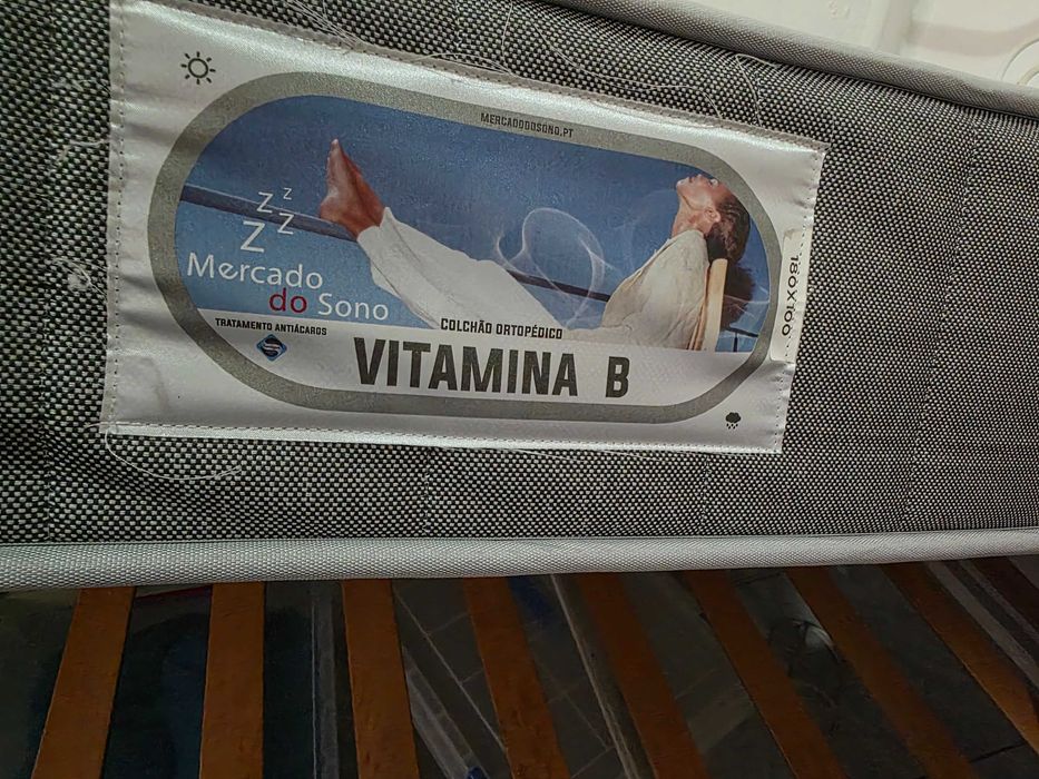 Cama de solteiro com colchão e estrado