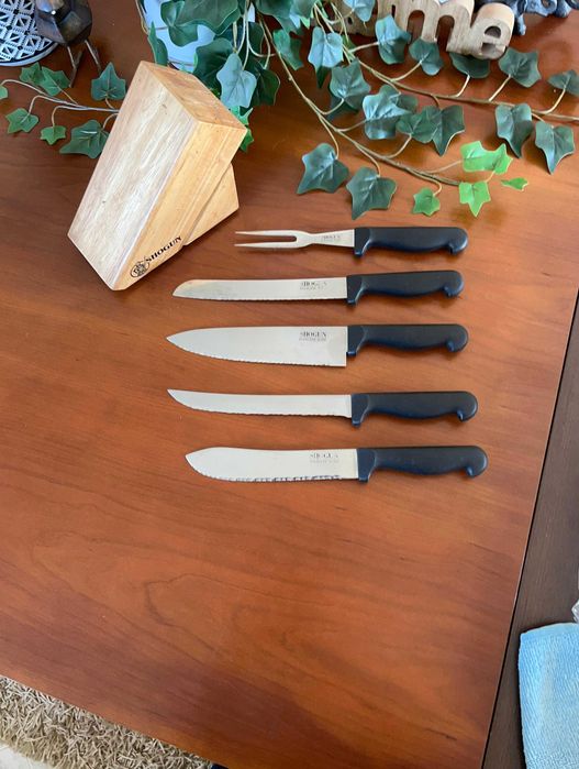 base de madeira só com 4 facas e 1 garfo