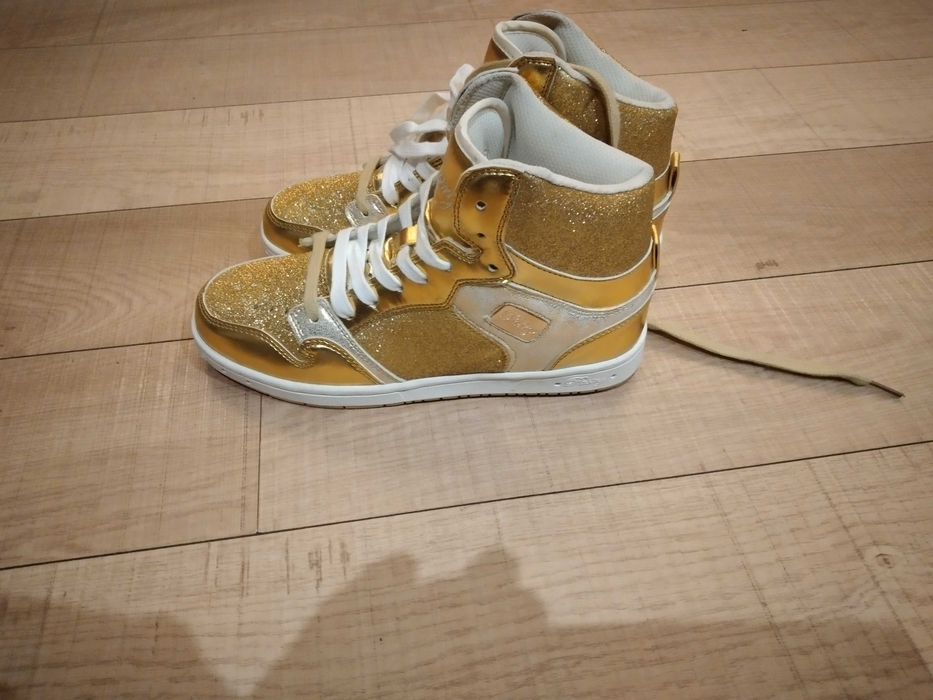 Tenis novos dourados