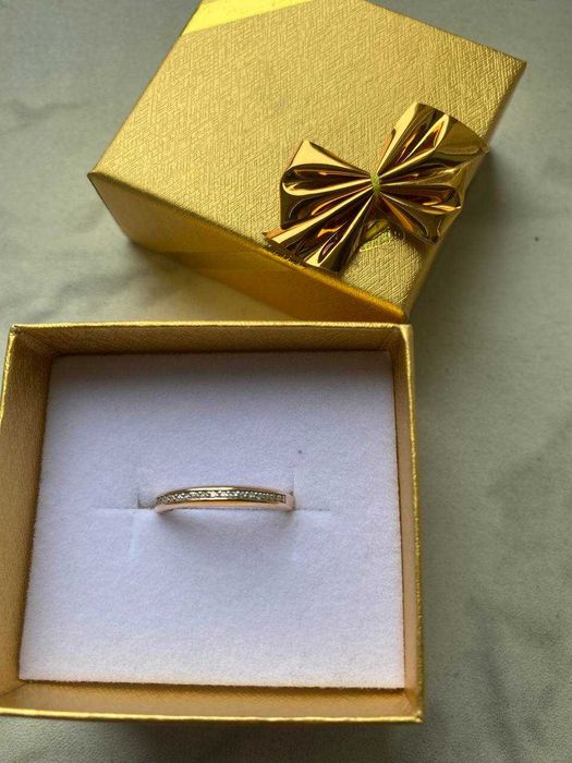 Золоте кольцо з діамантами