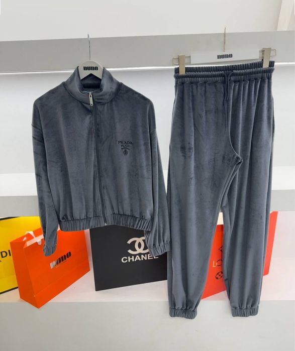 Велюровий костюм в стилі Prad a