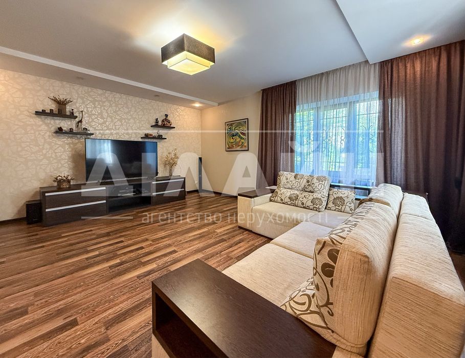 Гарний будинок на Правому 350 м2 , 16 сот