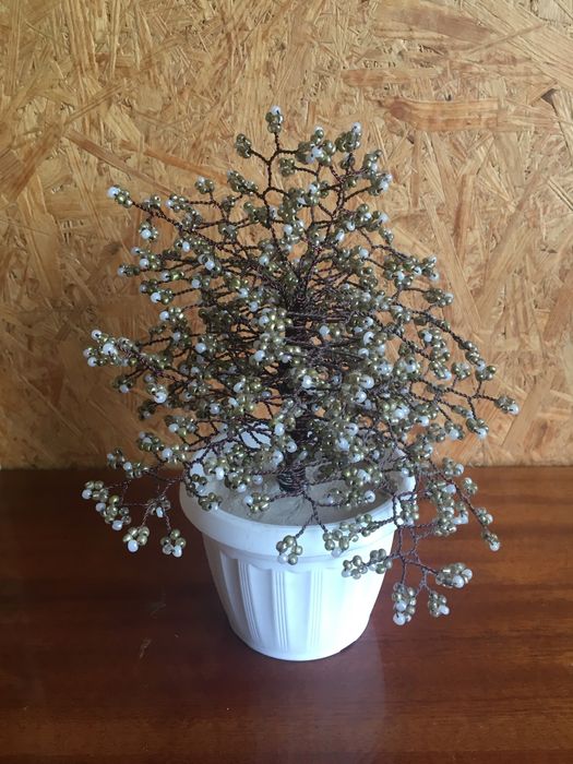 Искусственное дерево из бисера в белом вазоне ручная работа