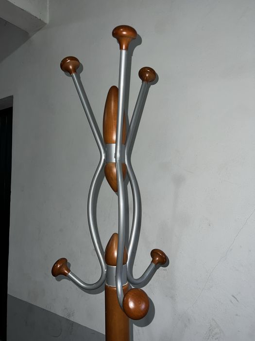 Cabide de pé para roupa.