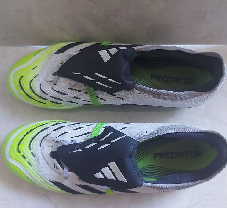 профессиональные футбольные бутсы Adidas Predator Pro с артикулом JS4071