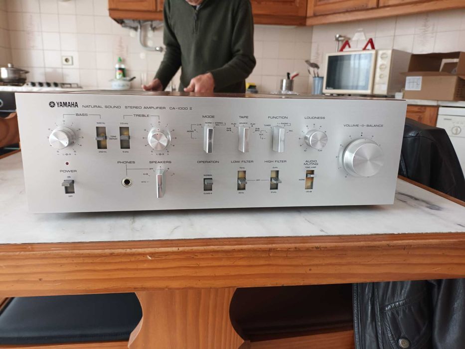 Vendo varios aparelhos de som.