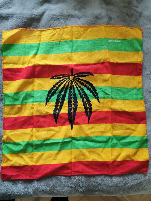 Kolorowa chusta z liściem