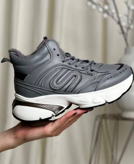 Кросівки ботинки зимові.