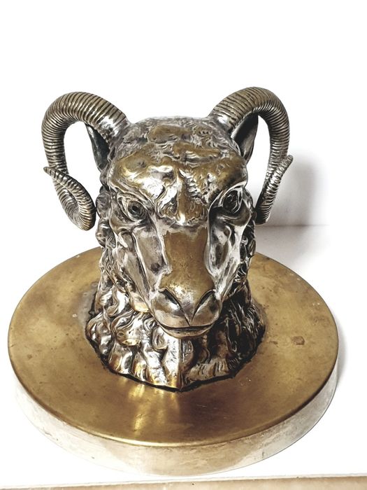 Rara antiga escultura de cabeça de bode com banho em prata