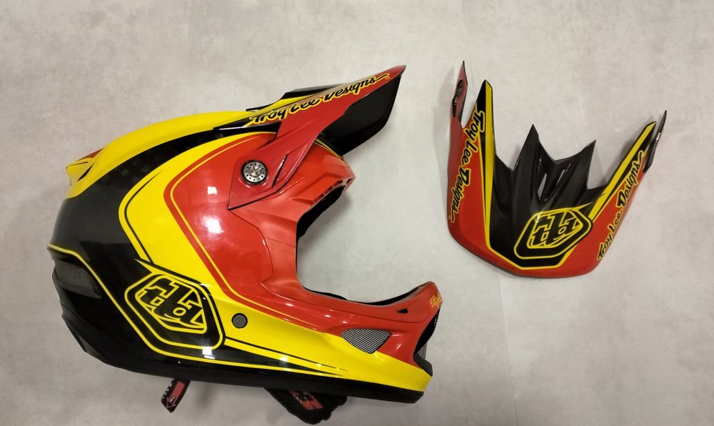 Capacete Troy lee designs D3 carbono