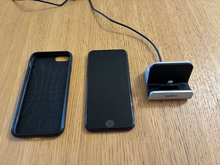 Iphone SE 2020 + Base De Carregamento Belkin + Capa Spigen Liquid Air