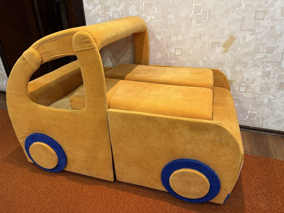 Детская кровать машина