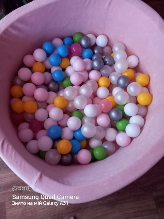 Дитячий басейн з шариками