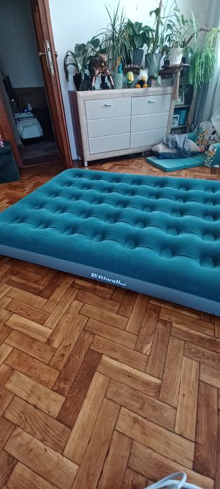 Materac dmuchany z wmontowaną pompką nożną RIWALL PRO