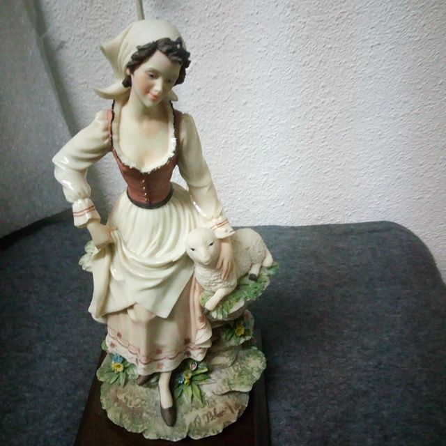 Estatueta em porcelana