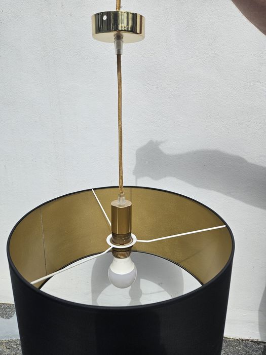 Candeeiro em abajure preto com interior dourado