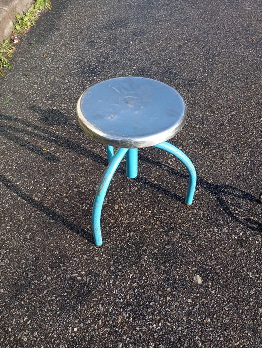 Vendo este banco muito bonito bom estado