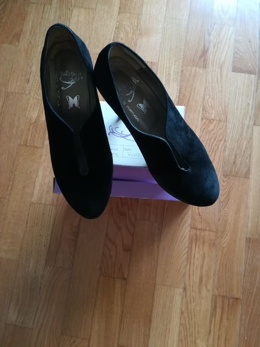 Sapatos de senhora em camurça pretos