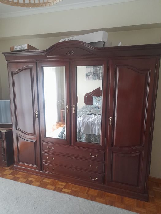 Quarto com cama, mesinhas de cabeceiras ,comoda e armario