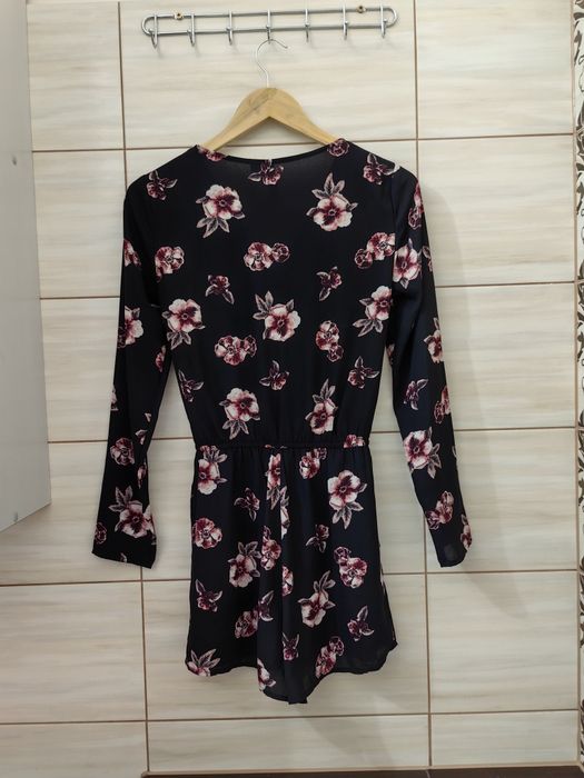 Czarny kombinezon w kwiaty H&M 36 34