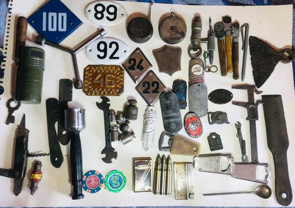 разный "хлам" с подвала ) шильдики . открывалки.  номерки.   и др