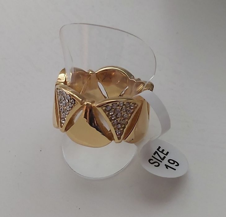 Anel dourado em aço inoxidável. Só T18