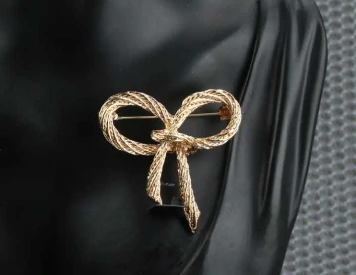 Elegancka broszka z emaliowana kokarda