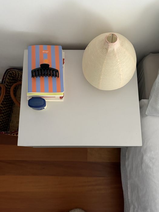 2 Mesinhas de Cabeceira Cinzentas - Muita organização