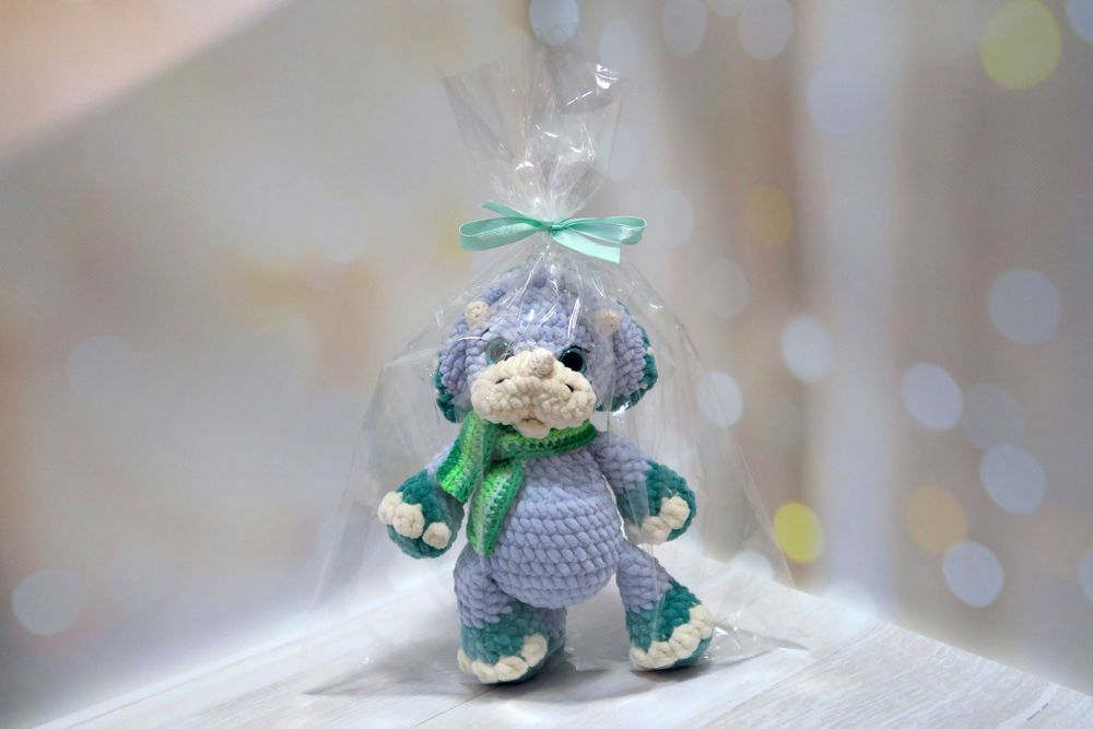 Динозавр трицератопс плюшевий в'язаний сірого кольору з шарфом