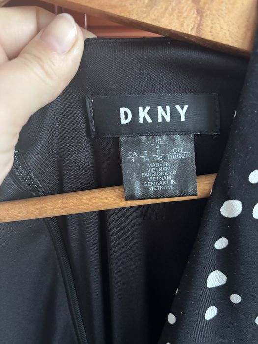 Czarna sukienka w groszki DKNY