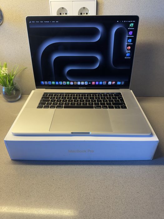 MacBook Pro 15" Touchbar  - i7 | 16GB RAM 250GB SSD