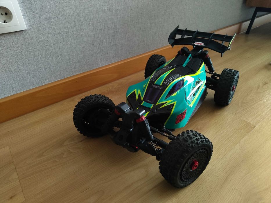 Arrma Typhon blx4x4 223s 1/8 brushless