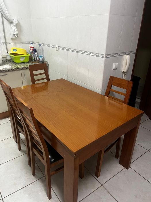 Mesa de cozinha com 4 cadeiras