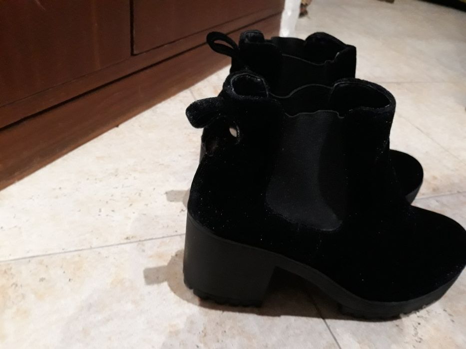 Botas pretas de veludo