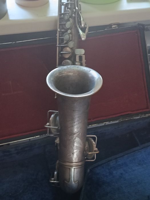 Старинный саксофон