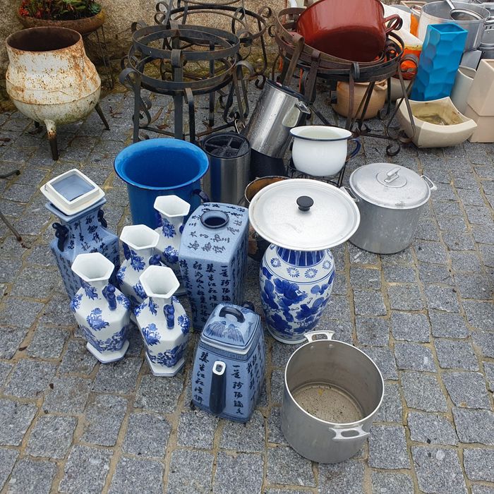 Various ceramic pieces451667606603704320