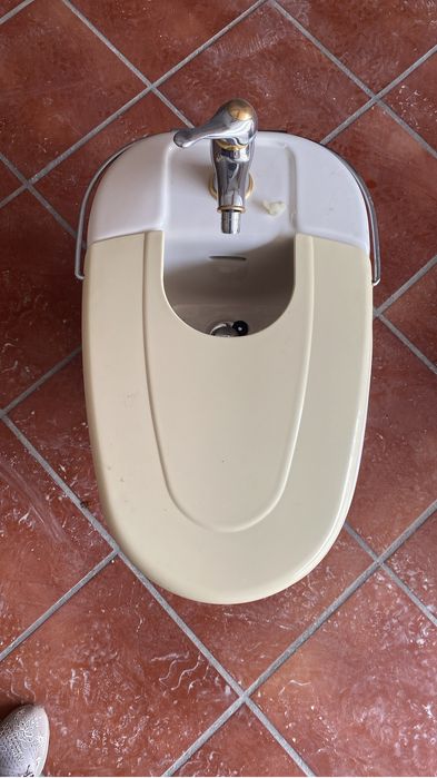 Bidé da marca Gala com torneira