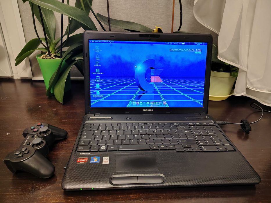 Toshiba Satellite C660D-15H AMDE350 2GB300GB CommodoreOs -RetroGry+Pad