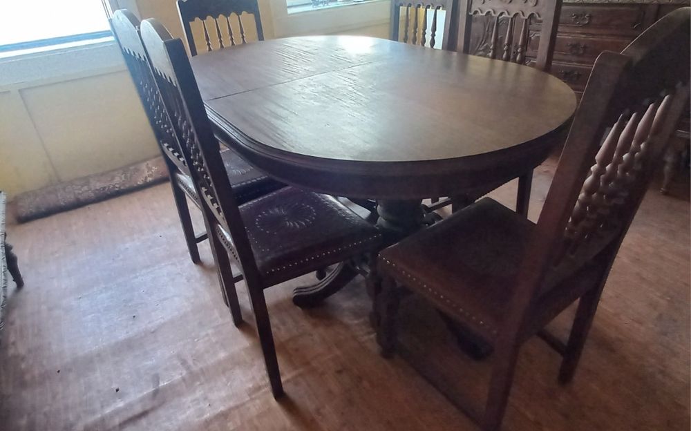 Mesa de sala , com 8 cadeiras algumas danificadas