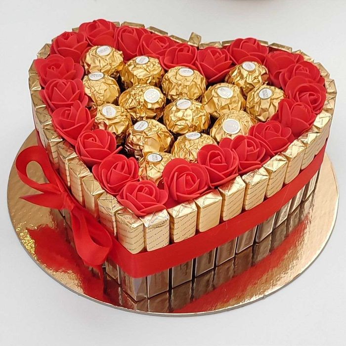 Tort Serce ze słodyczy Ferrero Rocher, róże. Prezent na 35 Urodziny.