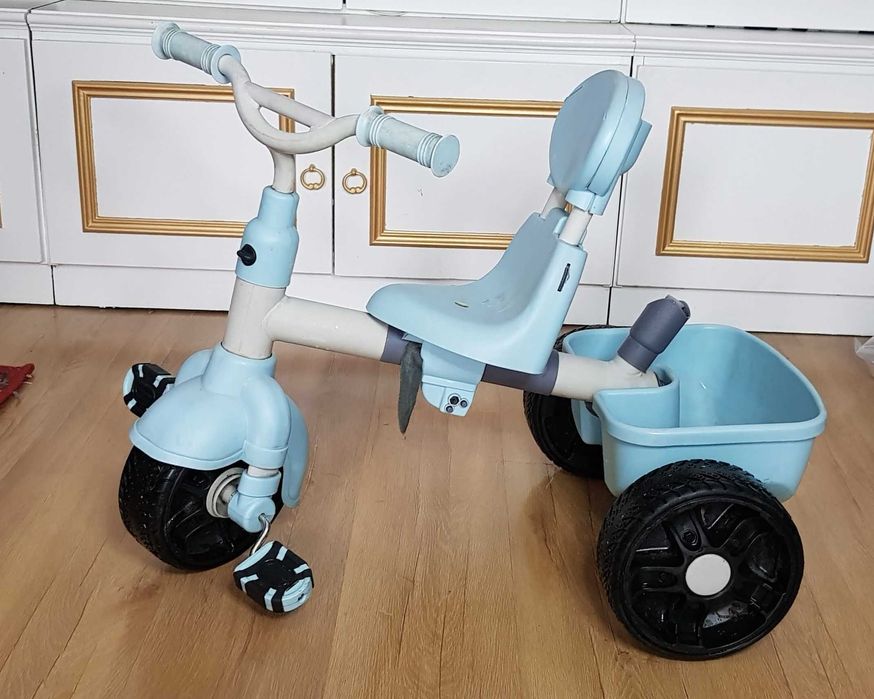Niebieski rowerek trójkołowy z bagażnikiem dla dzieci Little Tikes